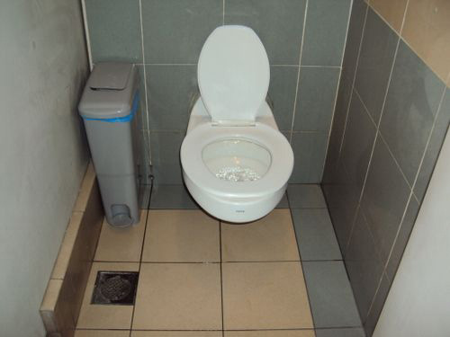 4-Star Toilet - City Hall MRT Station 